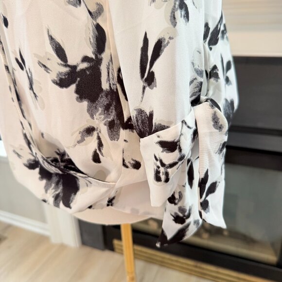 West Kei Floral Surplice Wrap Blouse 🖤🤍 – Size Medium ✨ - Picture 4 of 13